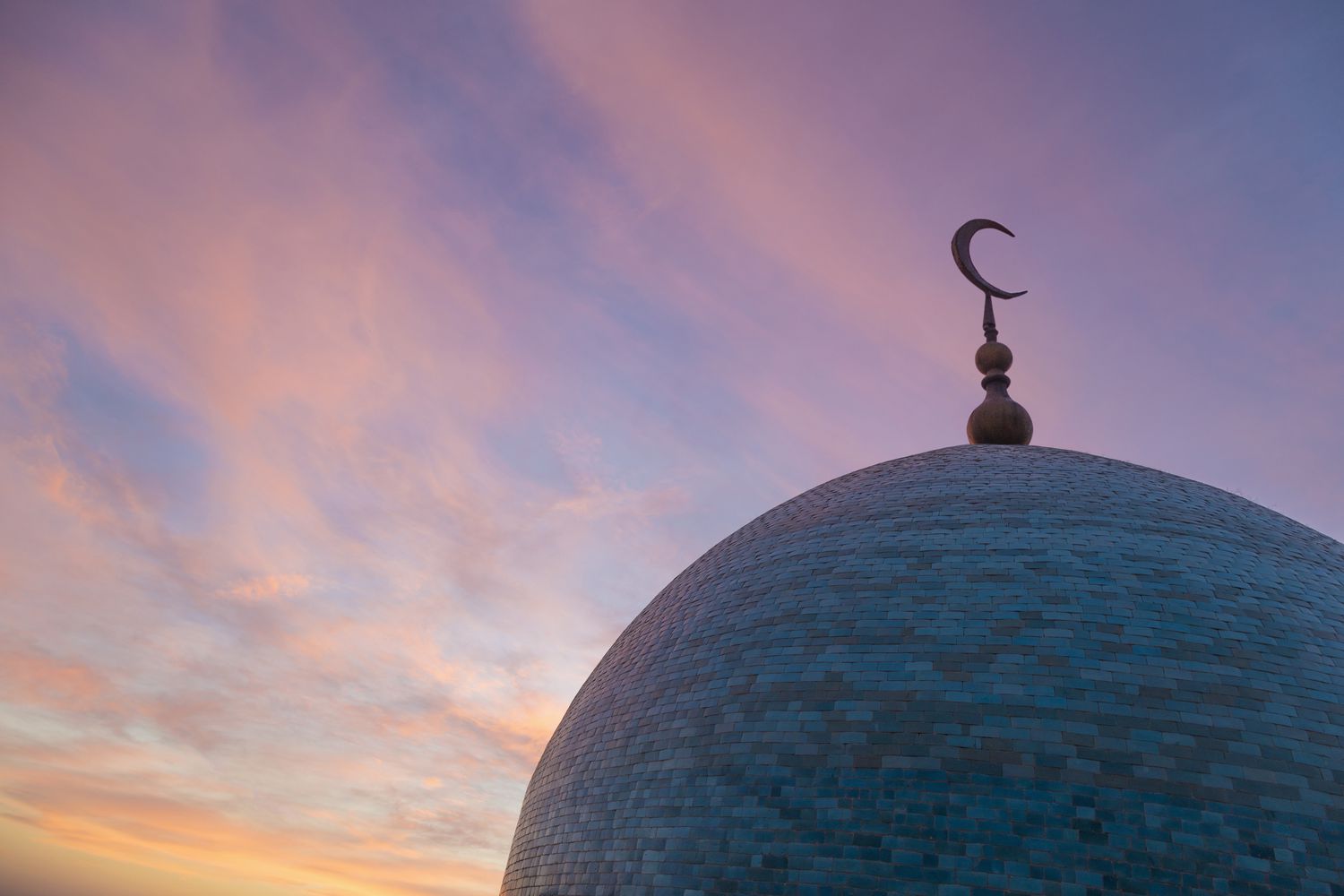 dome-of-mosque-at-dusk-700712709-5aa7ff240e23d9003705318e